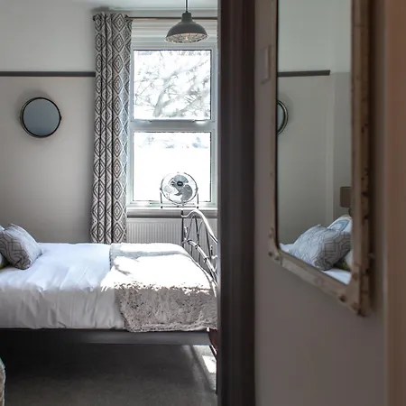 Oaklands Guest House-3